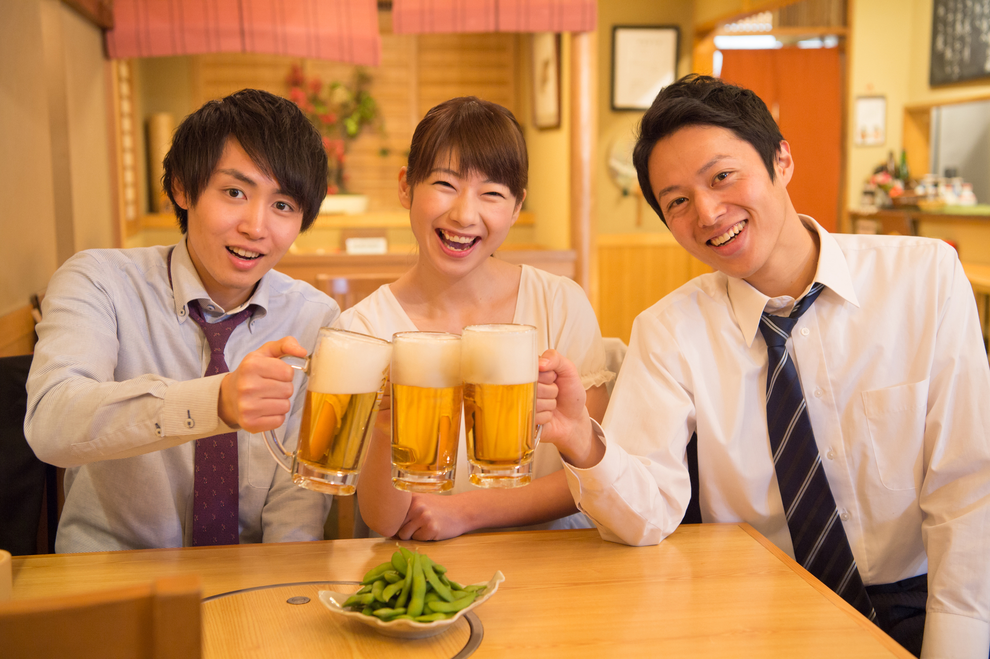 ビールで乾杯する同僚たち