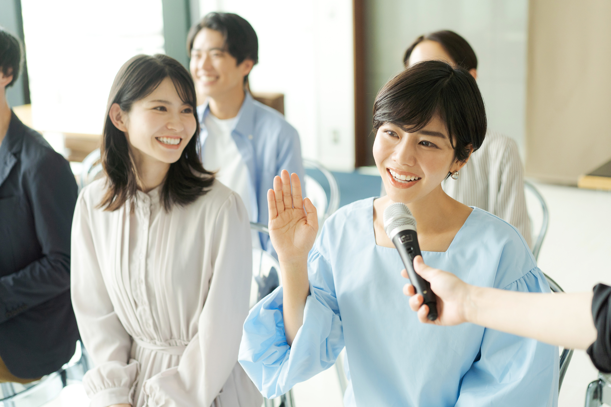 質疑応答で手を挙げて質問する女性