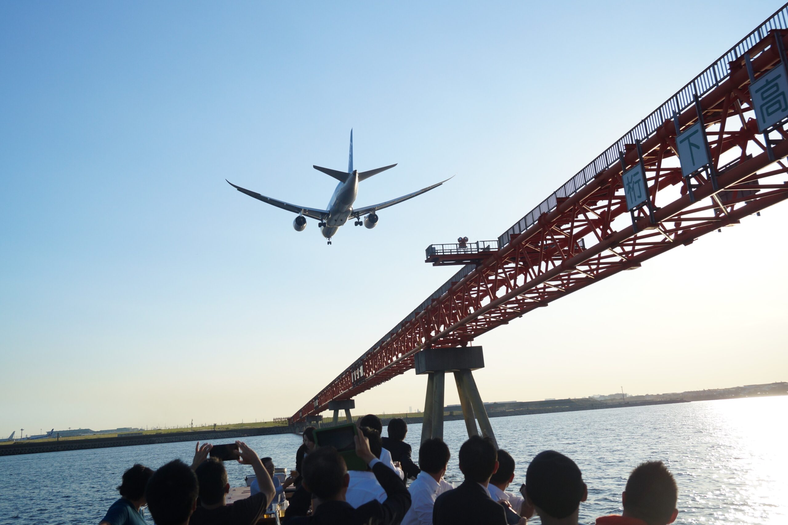 羽田空港で飛行機を間近に見る