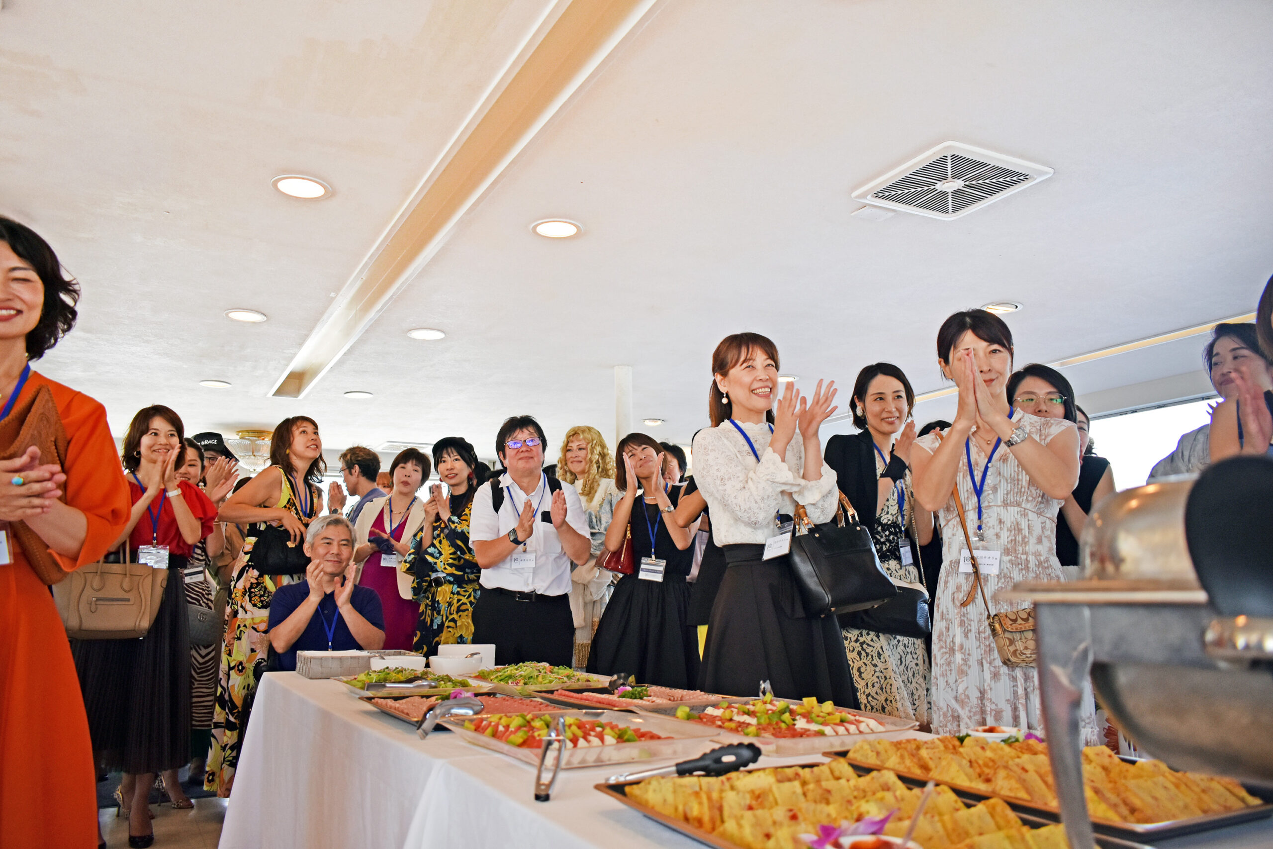 船内で食事を楽しむ一行