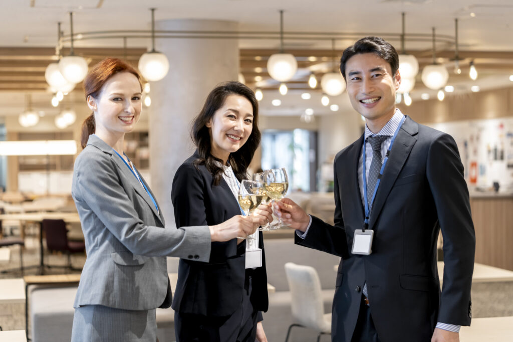 異業種交流会で乾杯する3人