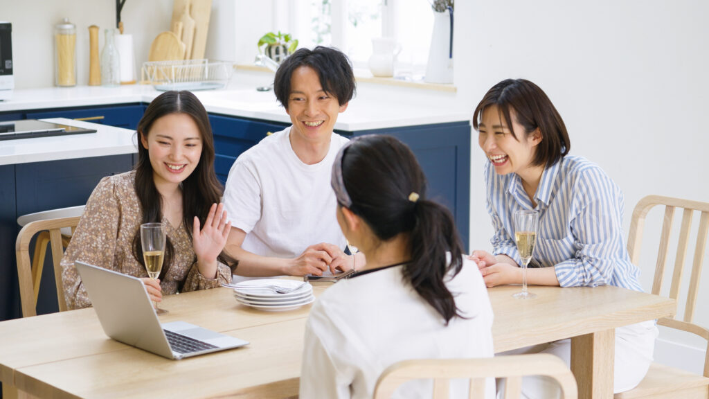 オンラインとオフラインで仲間と交流をしている様子