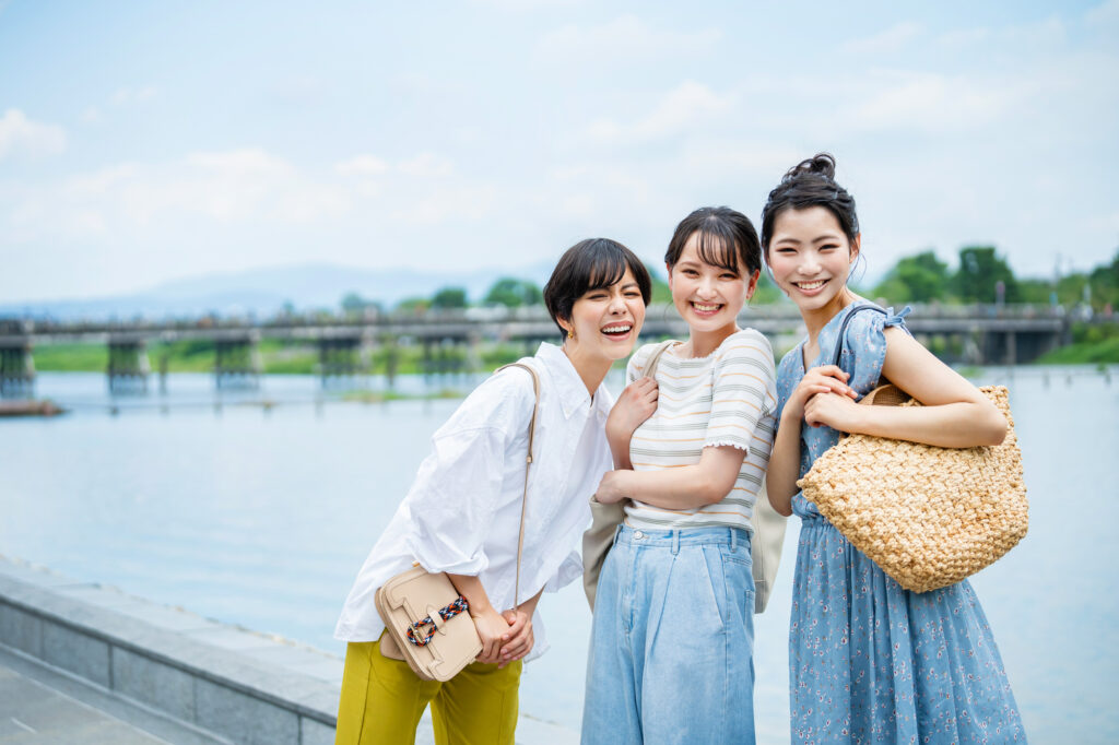 楽しそうな女性3人組