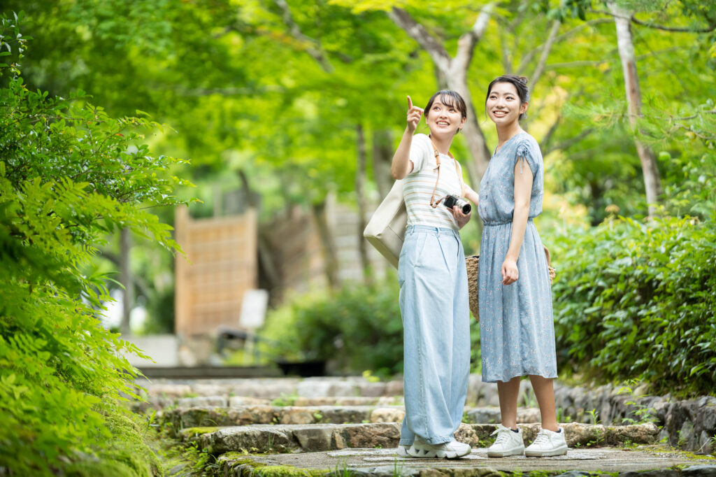 自然の景色を楽しむ女性2人