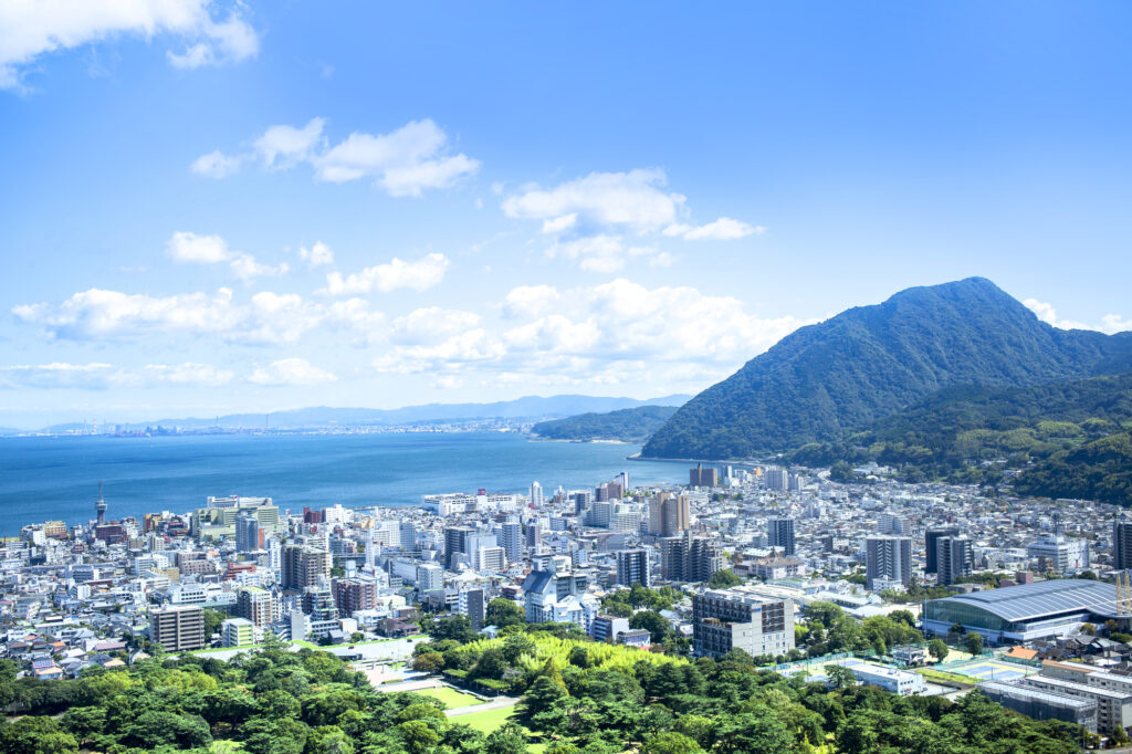 山と海と街の風景