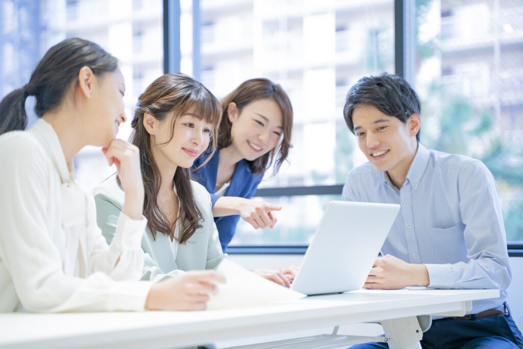 社内で話合う様子