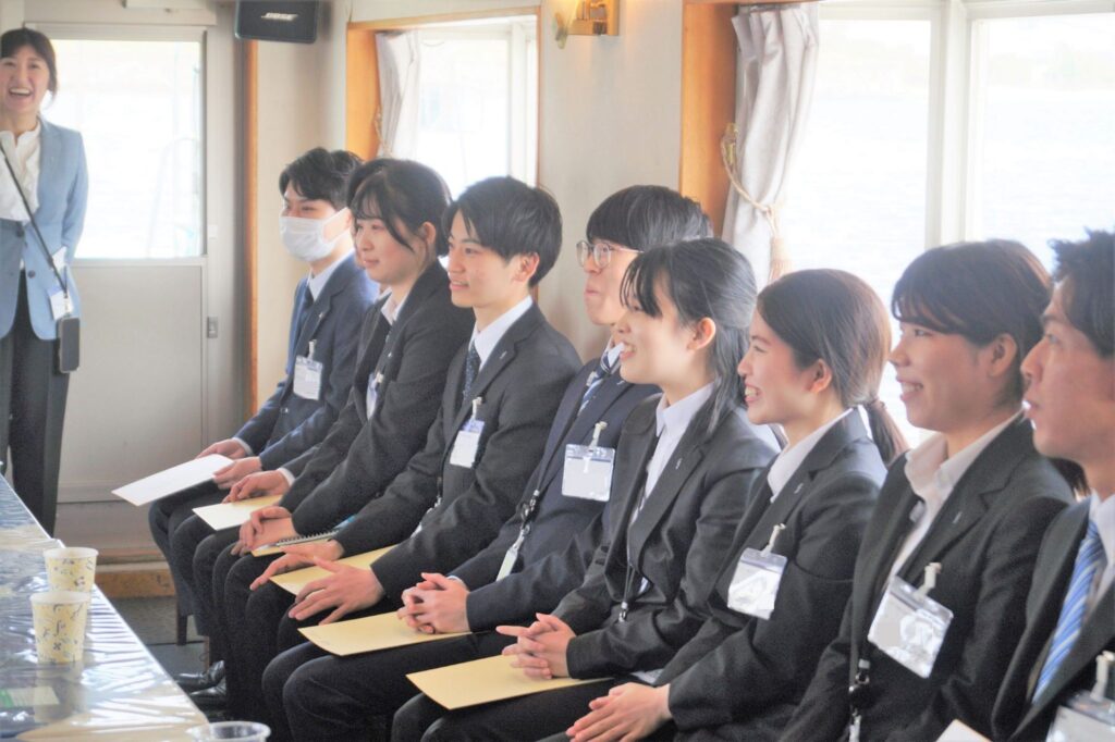 先輩社員さんからの激励メッセージを聞く新入社員