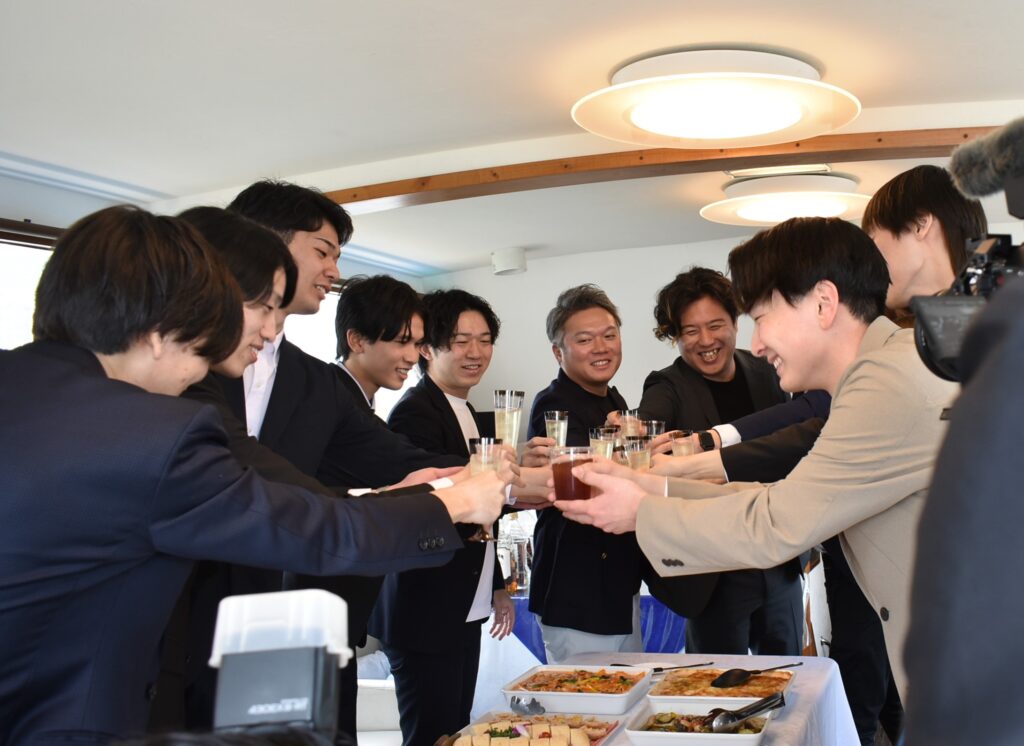 乾杯する男性