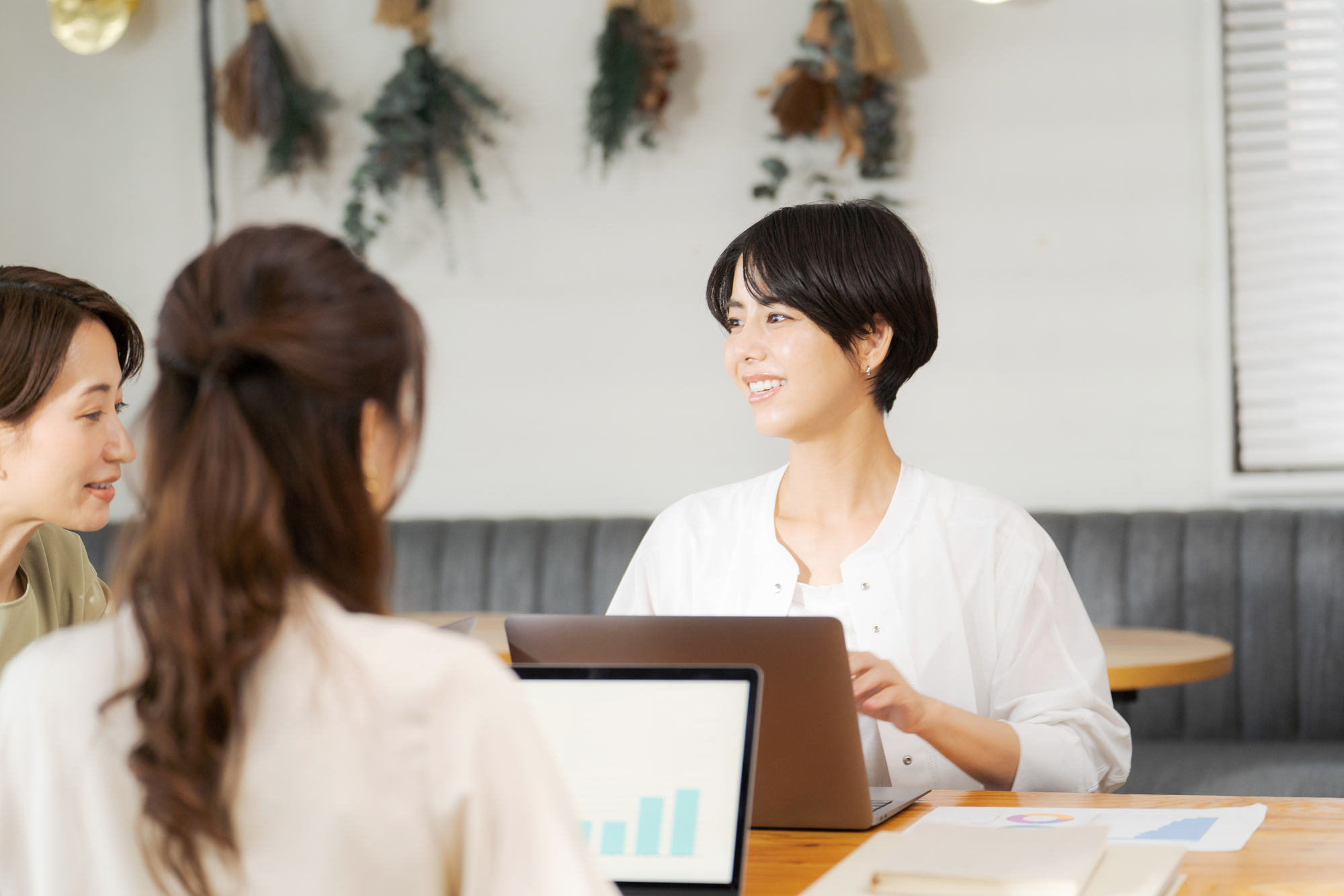 パソコンの前で話し合う様子