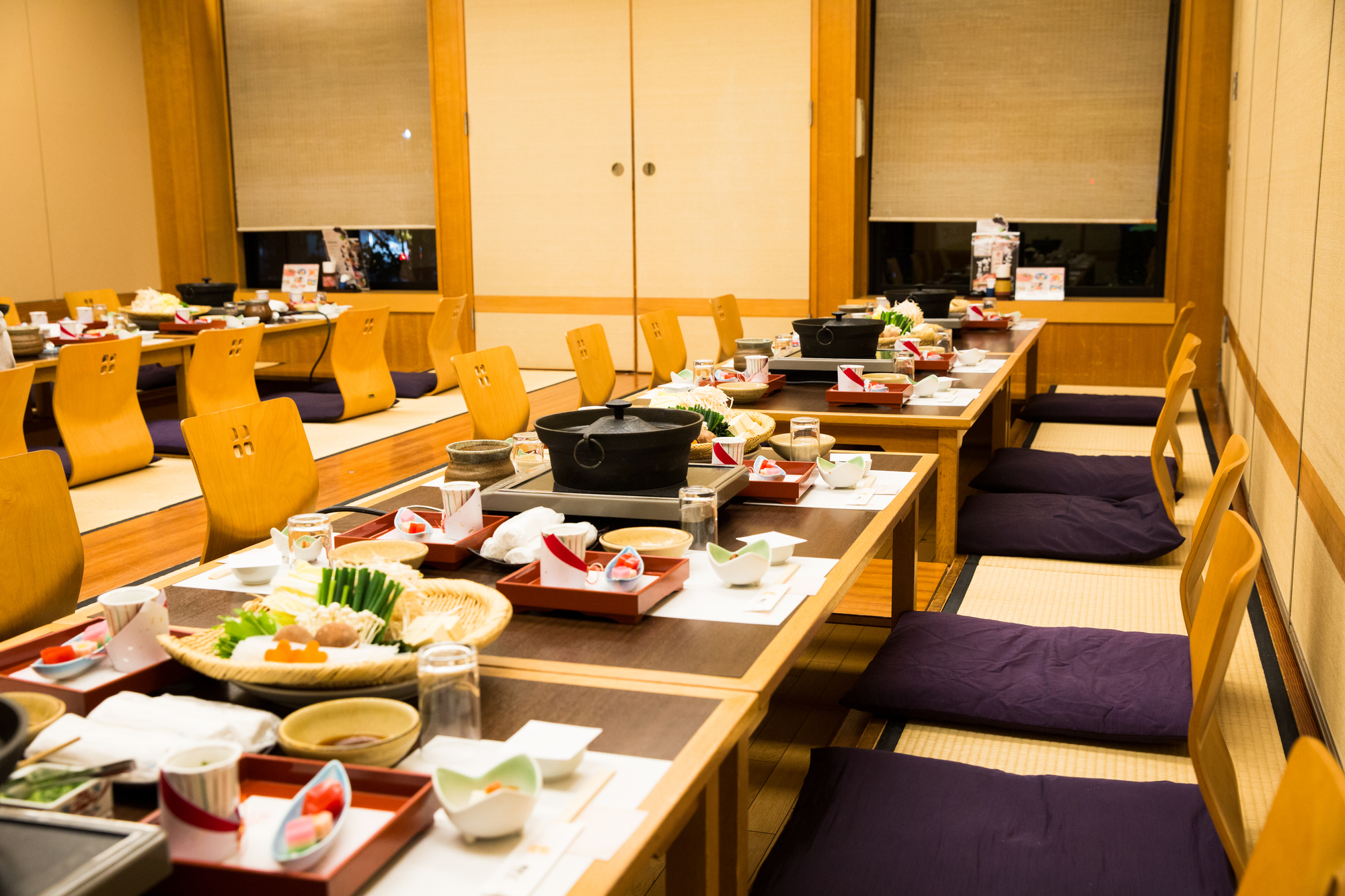 和食料理が並ぶ宴会会場