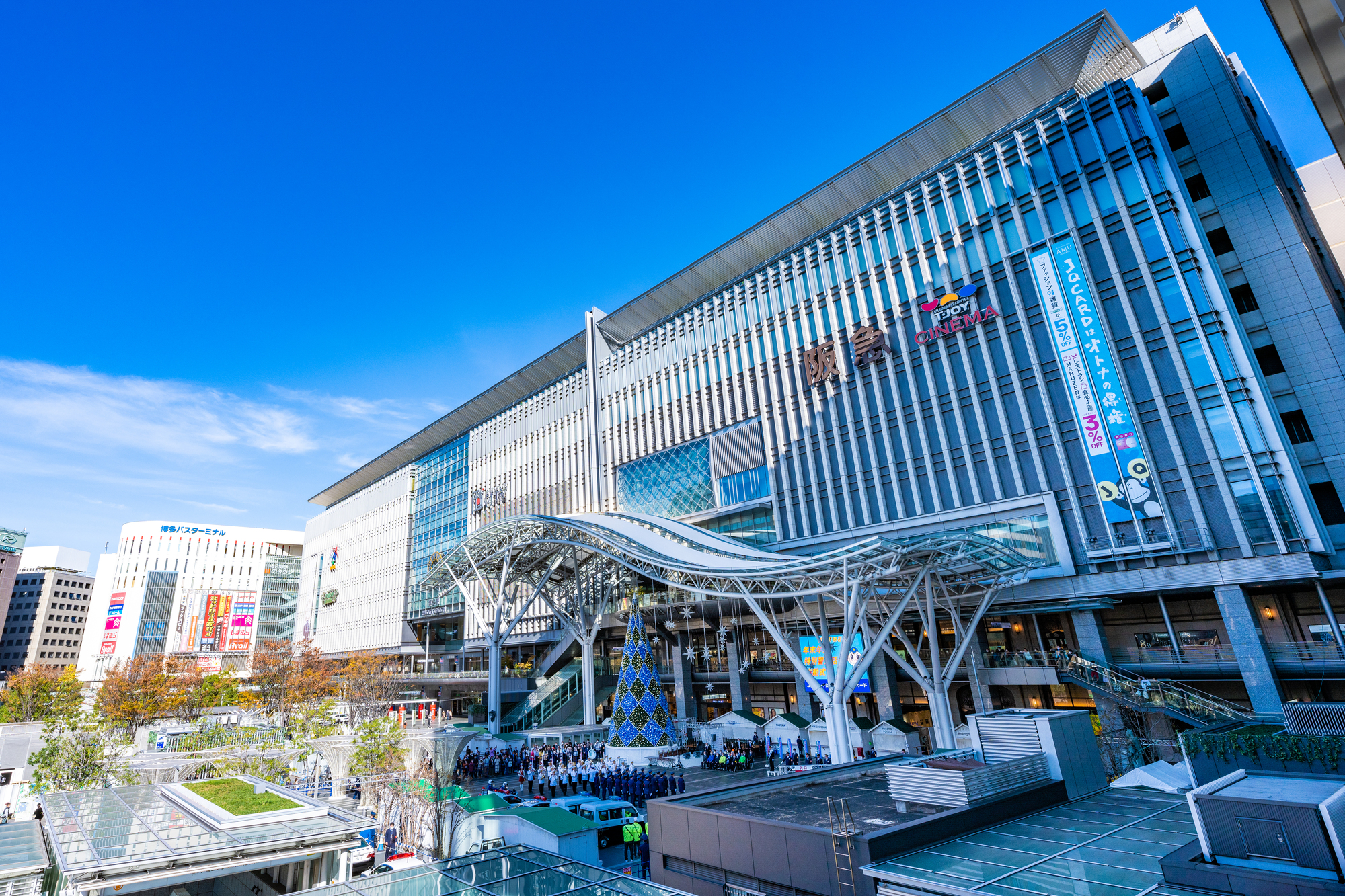 大きな駅の周辺