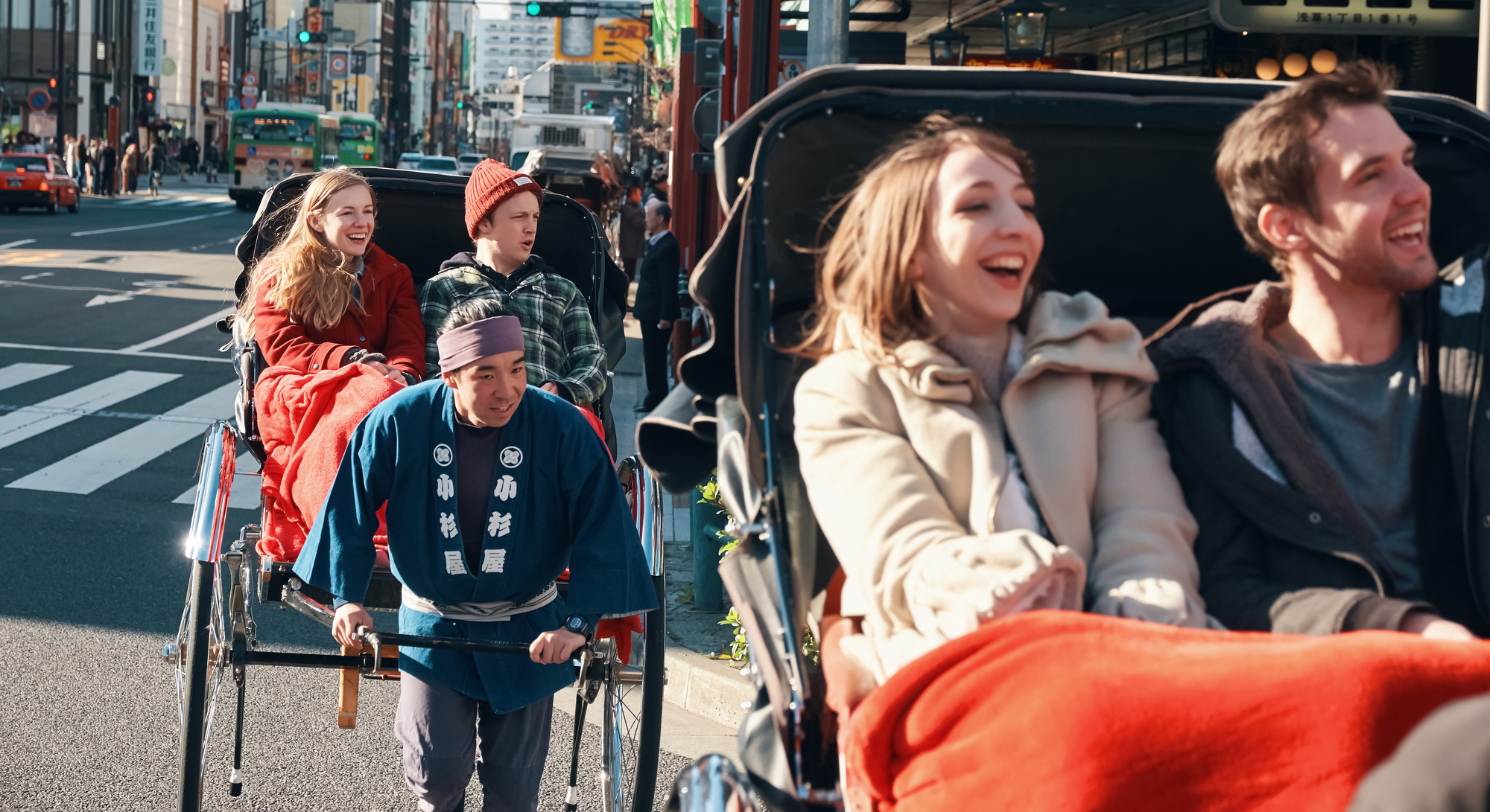 人力車で観光している外国人観光客