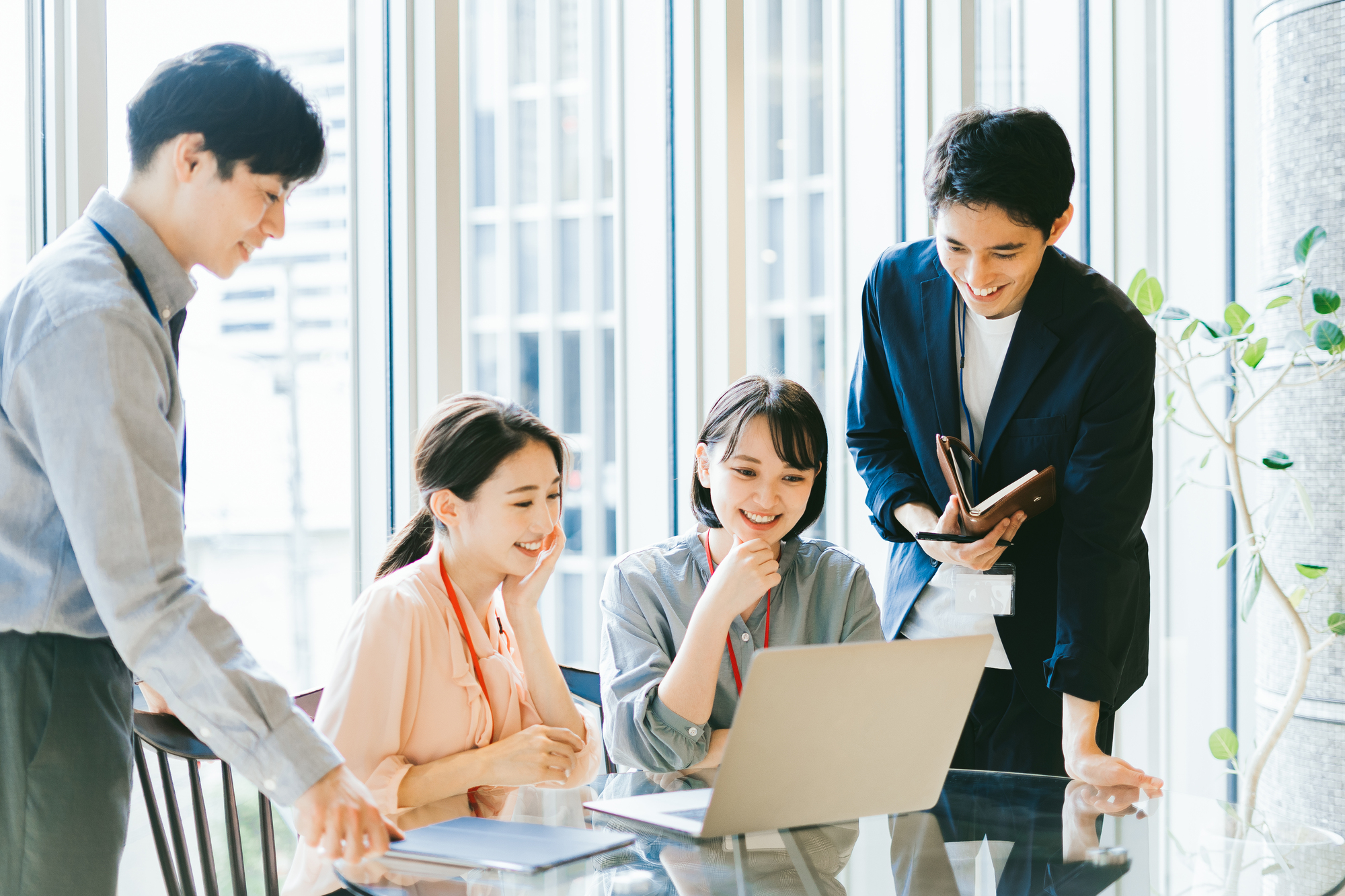 同僚で打ち合わせをする様子