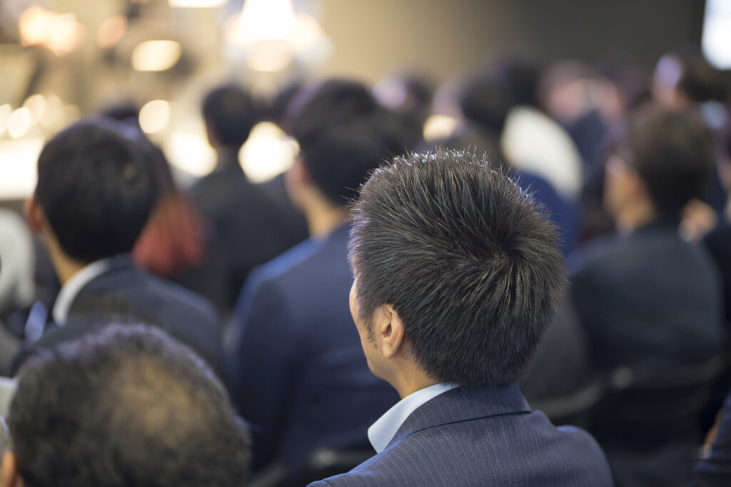 社員が集まっている集会