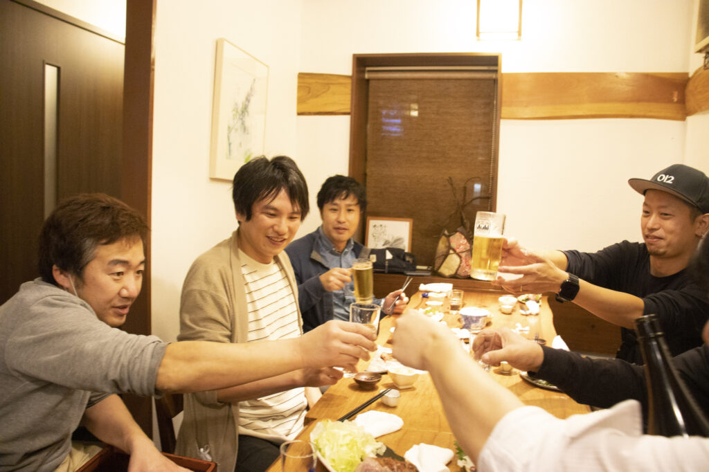 居酒屋で乾杯をする人たち