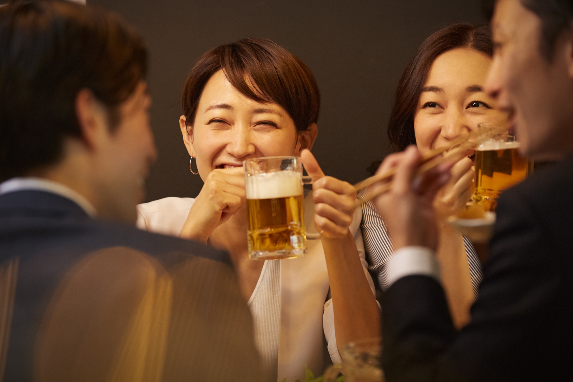 楽しそうに飲み会をしている様子