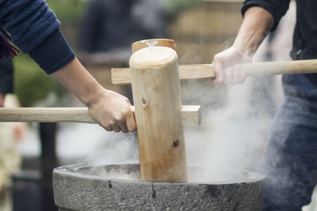 餅つきをする様子