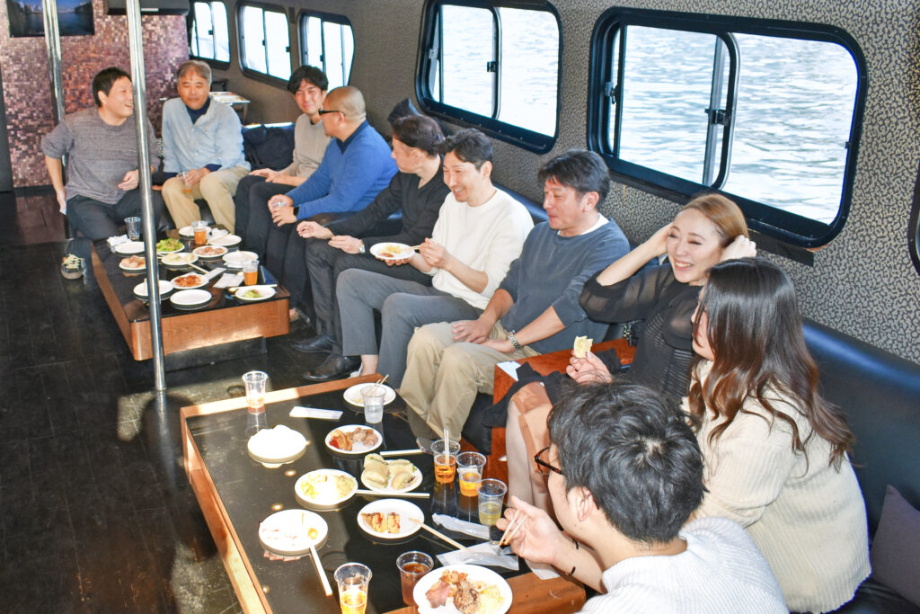 船内で食事を楽しむ人