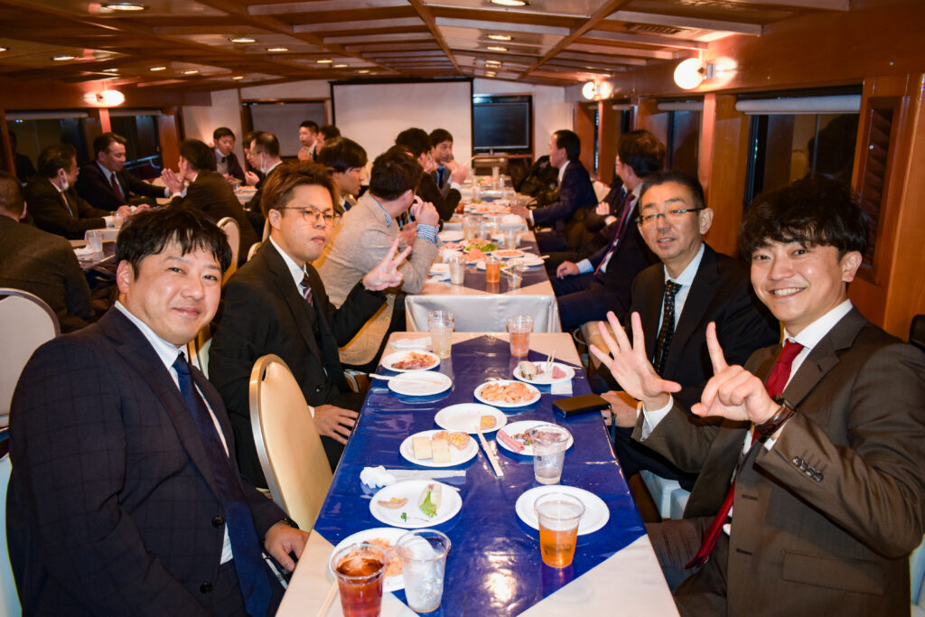 船内で食事をする様子