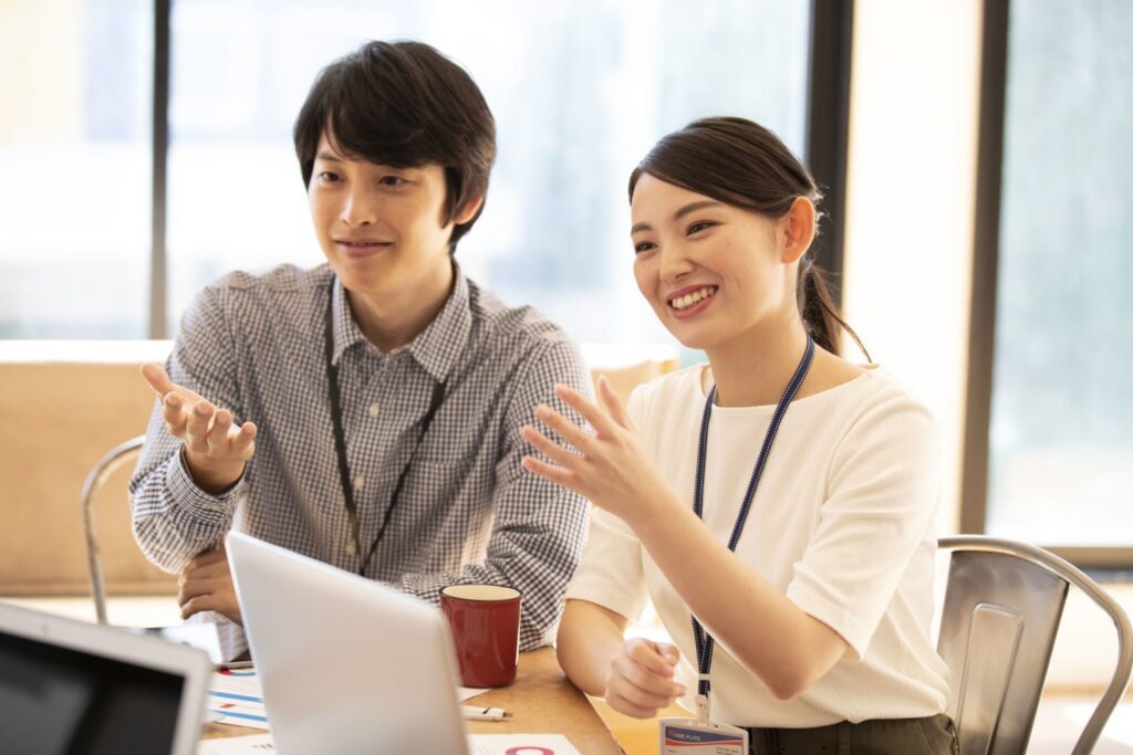 男女2人が場を仕切る様子