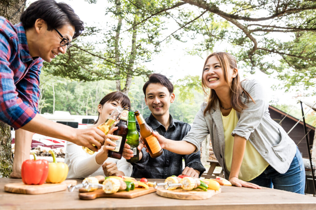 野外で乾杯する様子