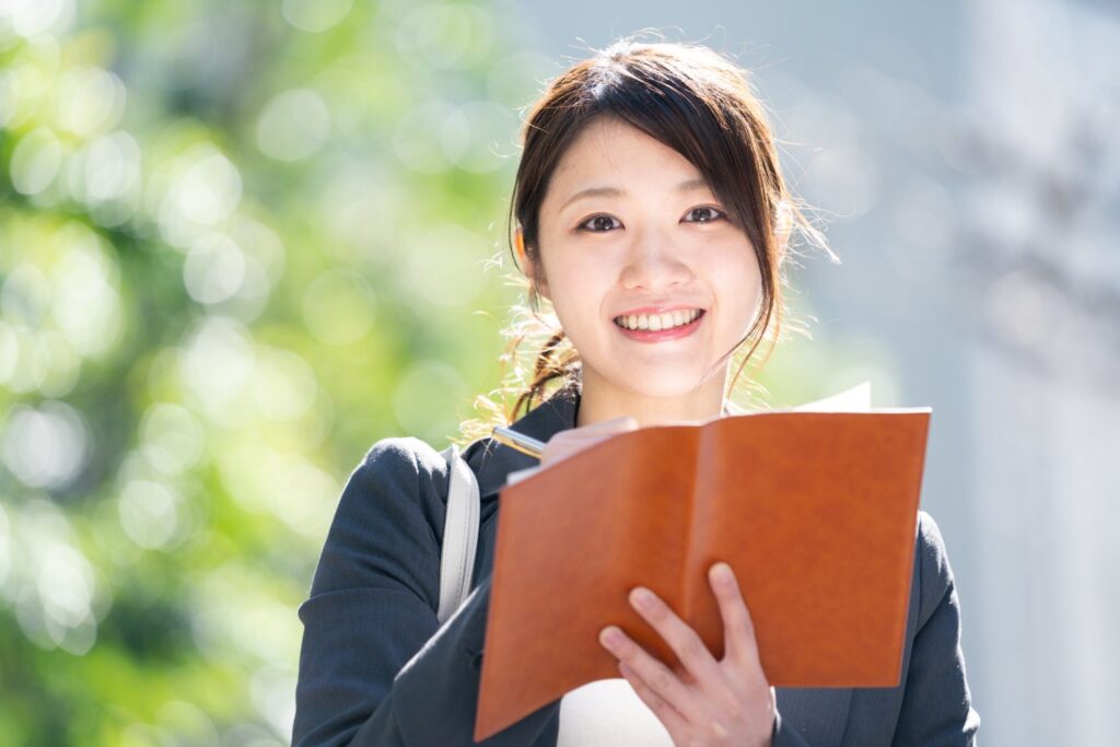 若い女性がメモを取る様子