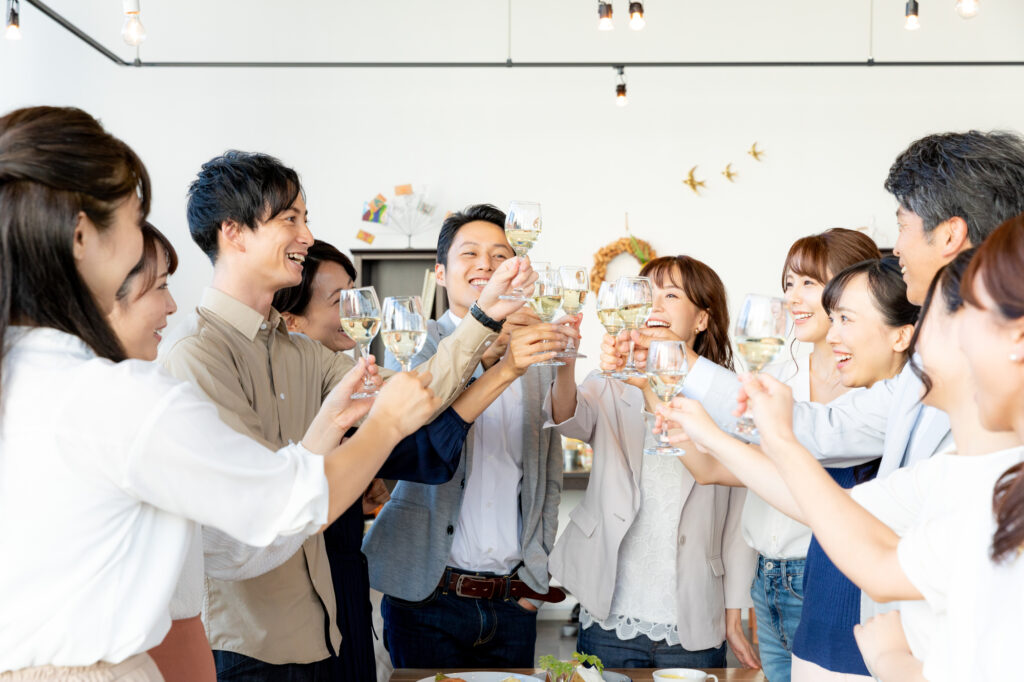 ホームパーティーで乾杯する様子