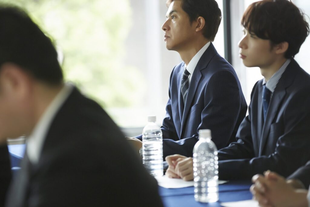 会社で研修を受ける様子