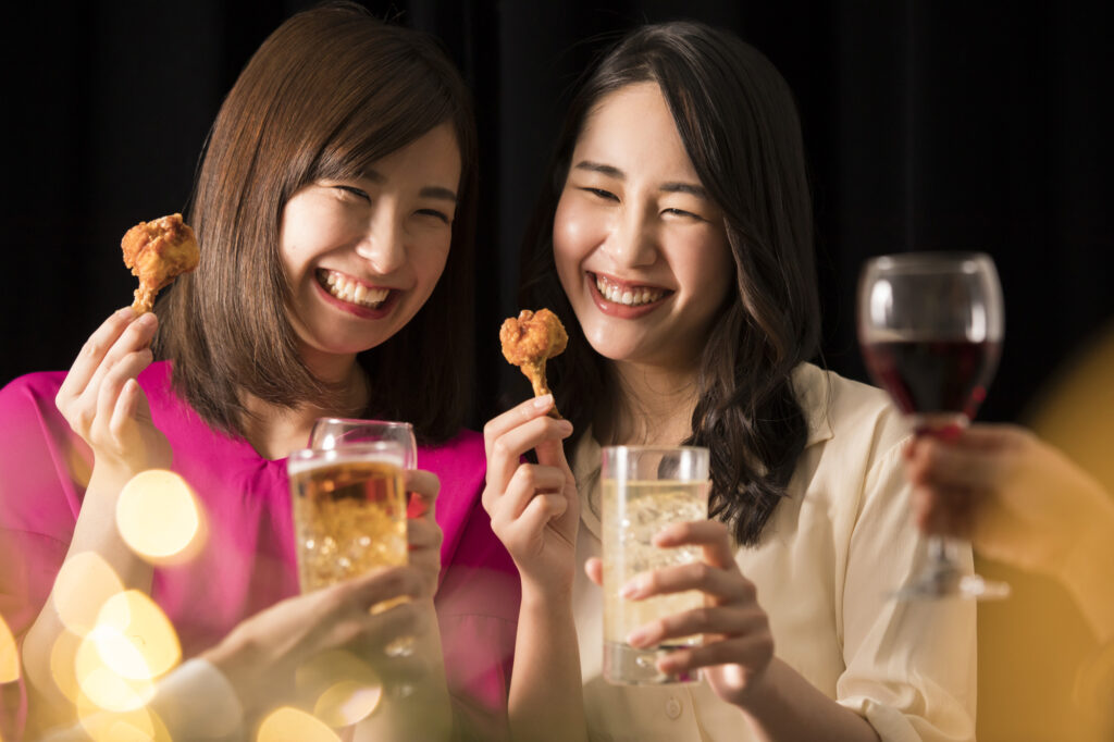 女性2人がパーティを楽しむ様子