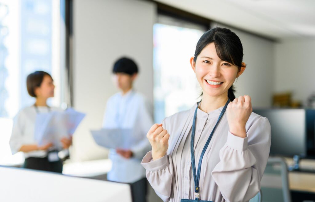 会社の女性がやる気を出すイメージ