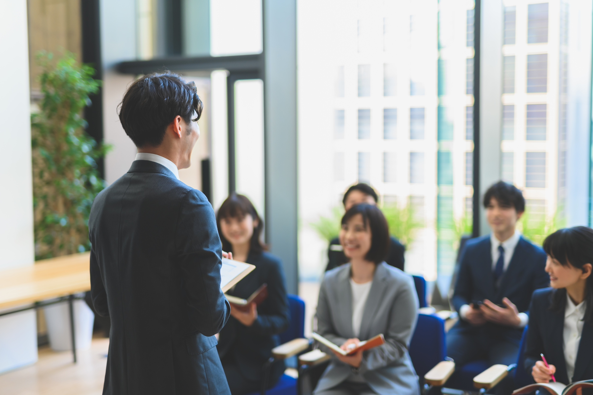 プレゼン中の社員