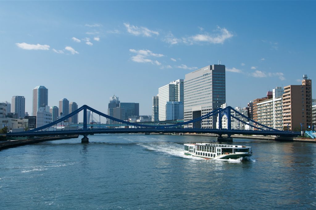 クルージングの船と都心の景色