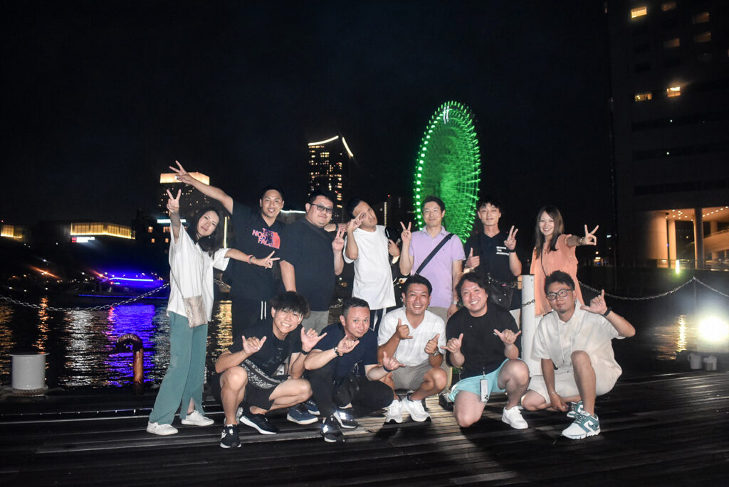 横浜の夜景をバックに記念写真