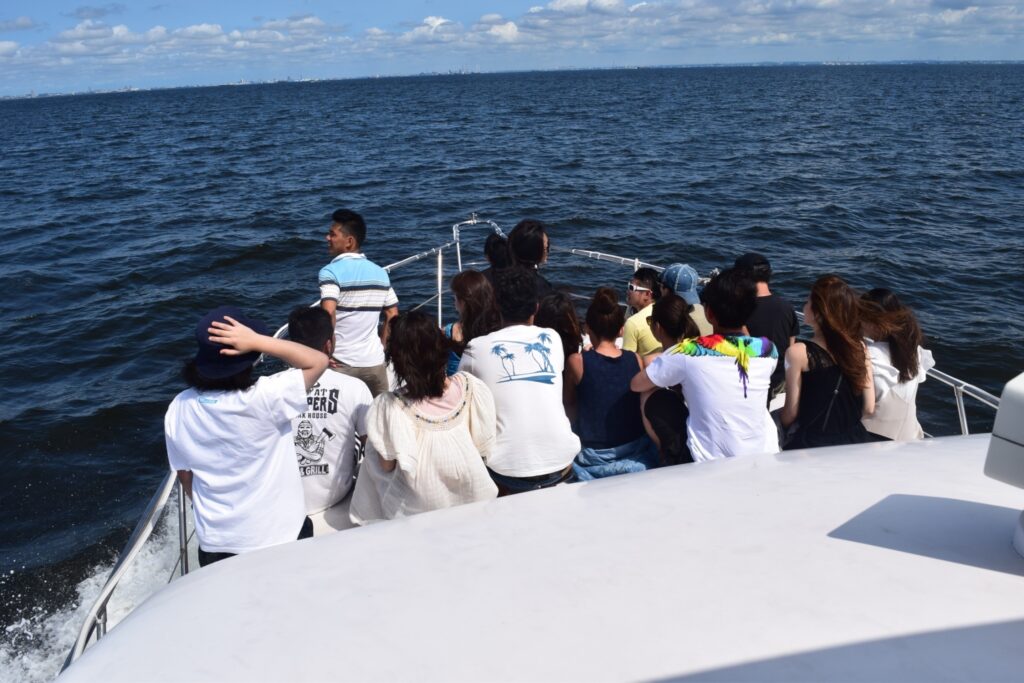 クルーズから広大な海を眺めている