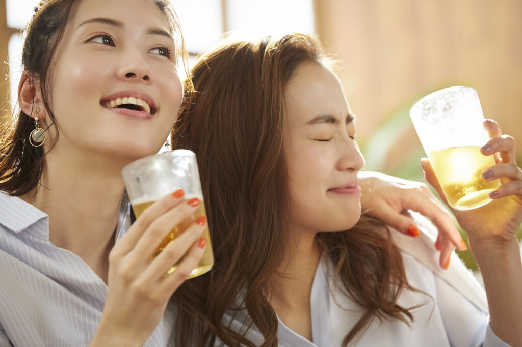 お酒を飲む女性2人