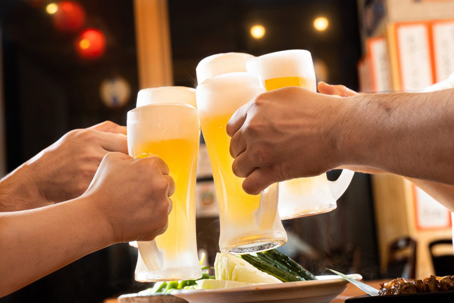 ビールで乾杯する様子