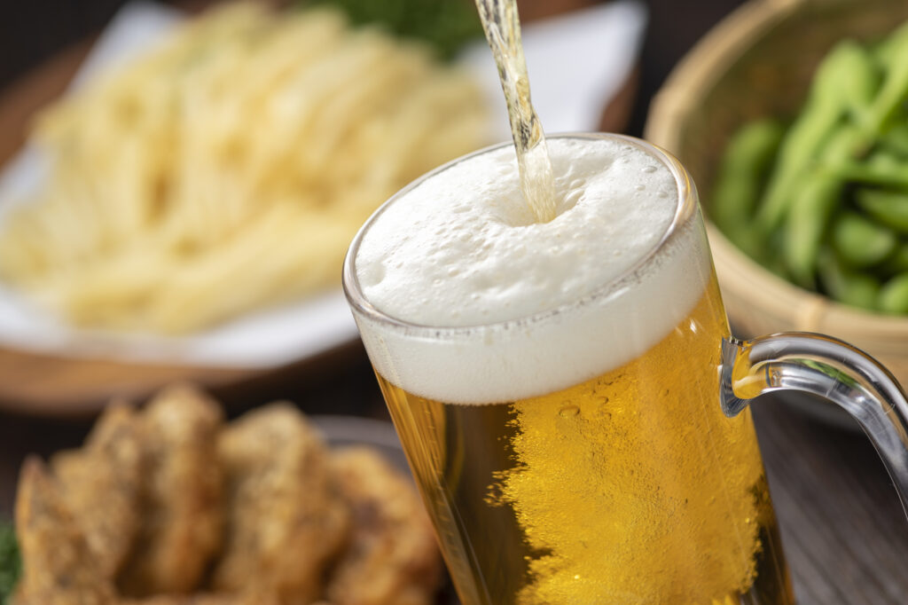 ビールを注ぐ