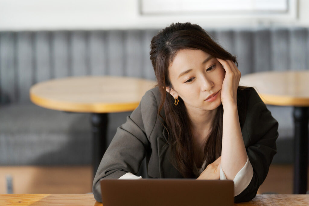 悩む女性