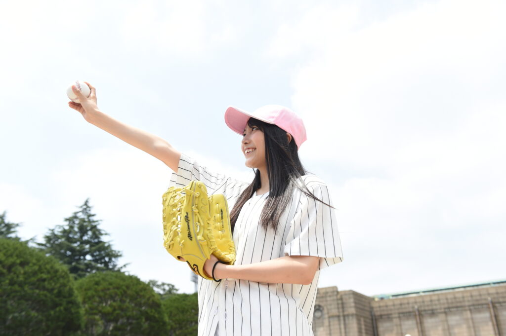 ソフトボールをする女性