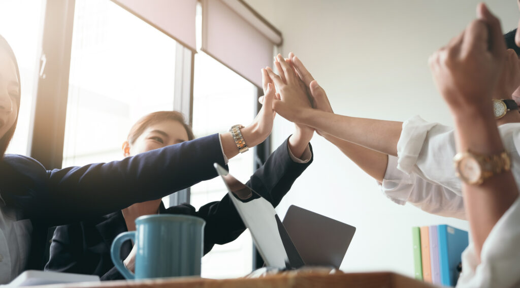 ハイタッチをする会社の仲間