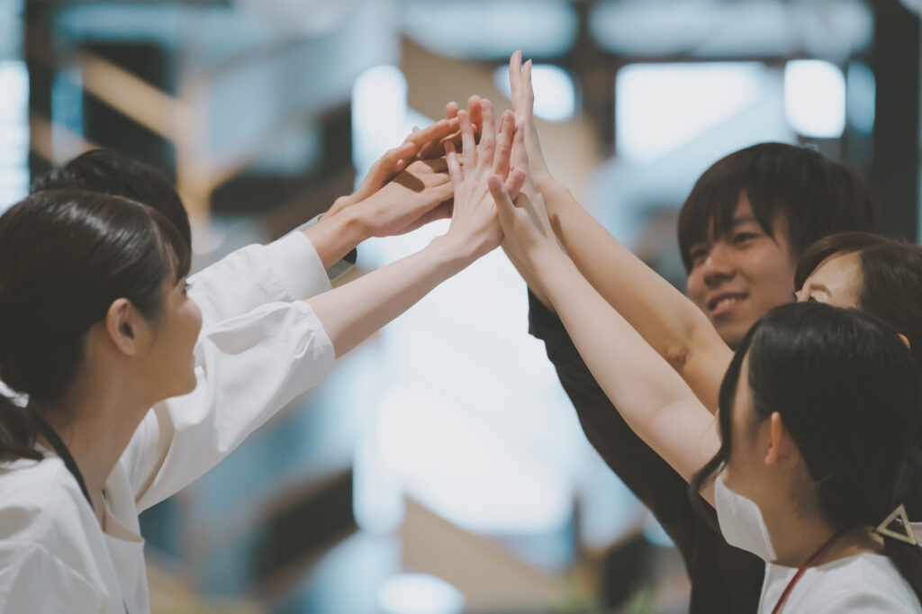 ハイタッチをする若者