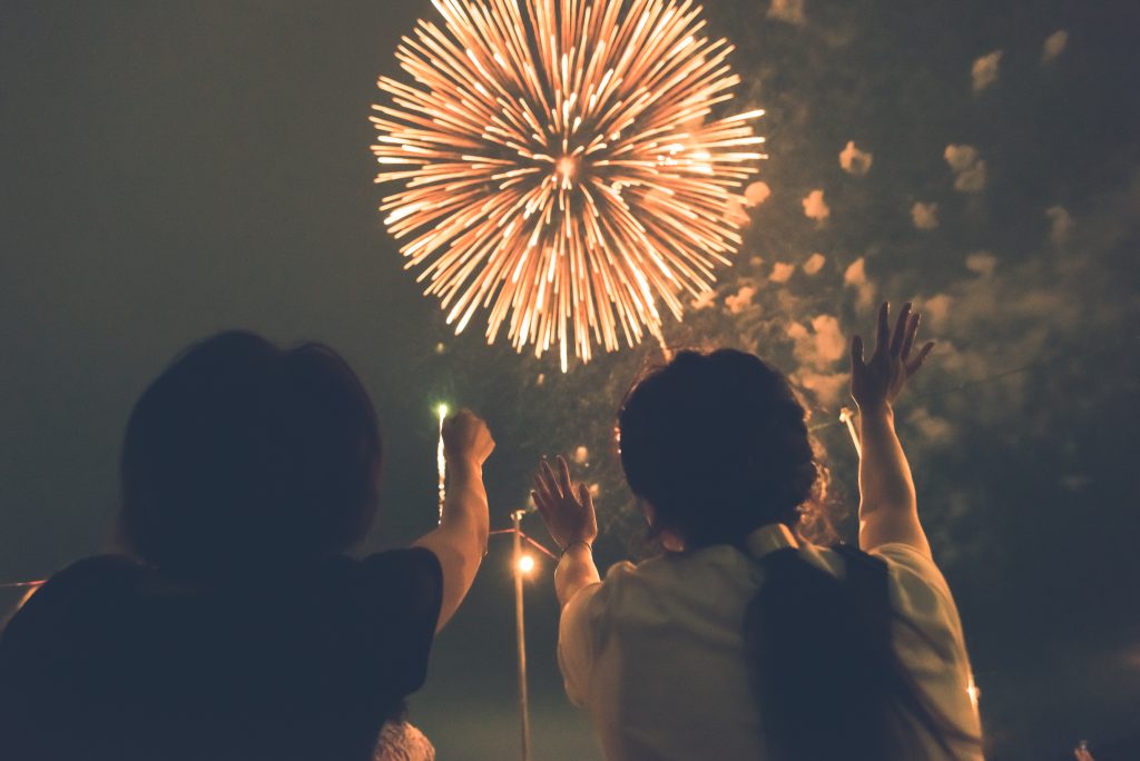 花火に喜ぶ人
