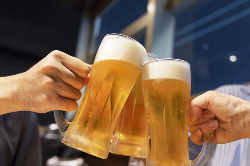 ビールで乾杯する様子