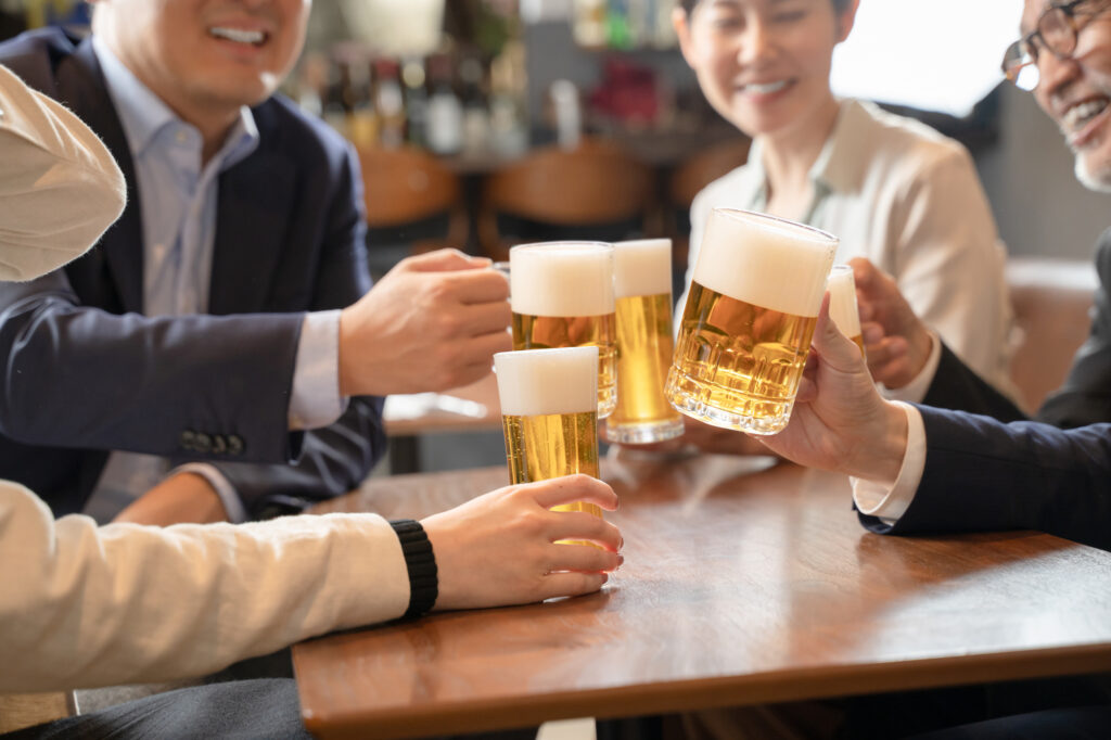 ビールで乾杯する会社員