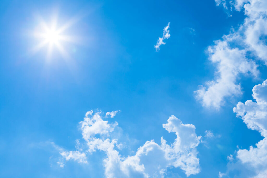 照り続ける太陽と青空