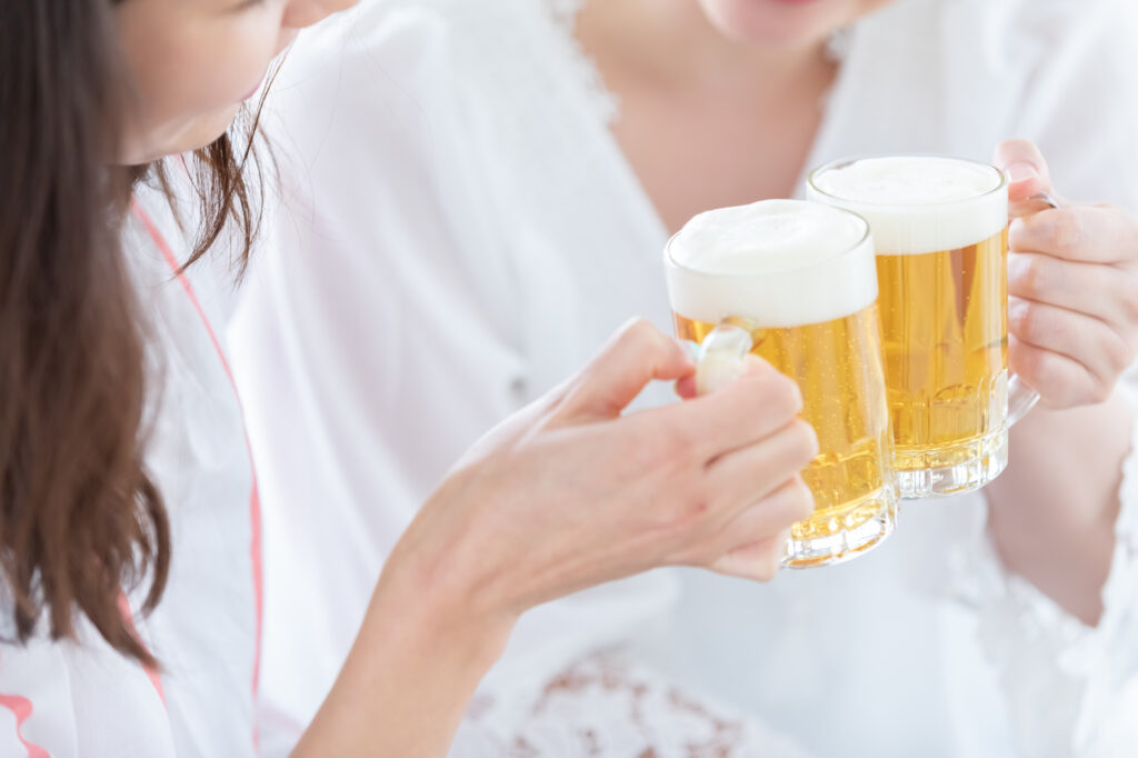 ビールで乾杯する女性