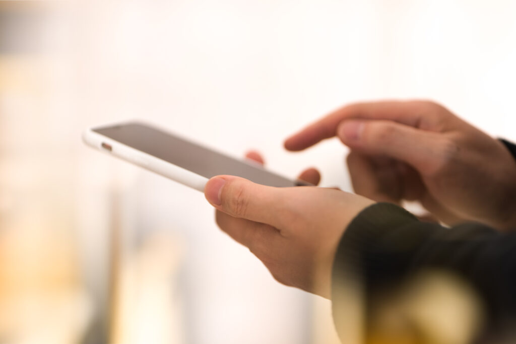 スマートフォンで検索するイメージ