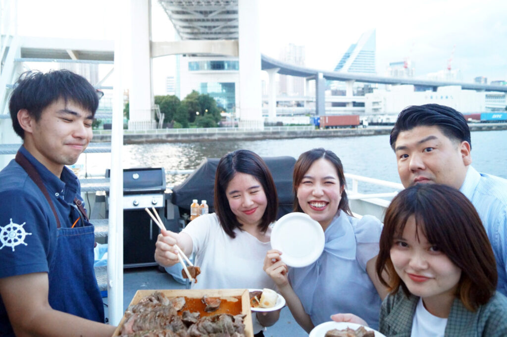 船上でBBQをする様子
