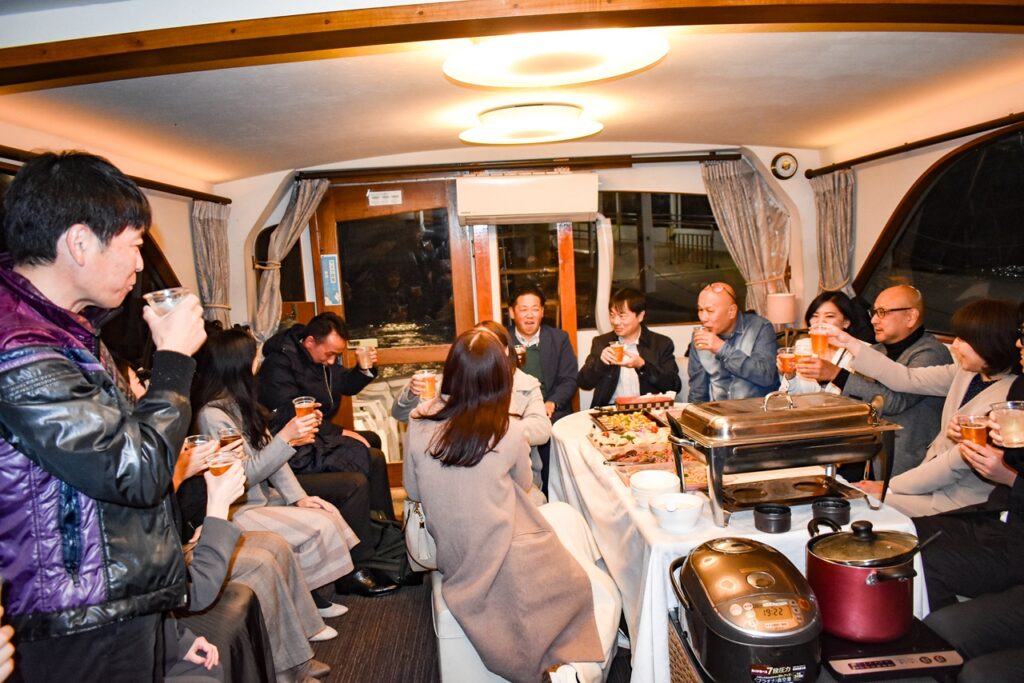 船内で乾杯