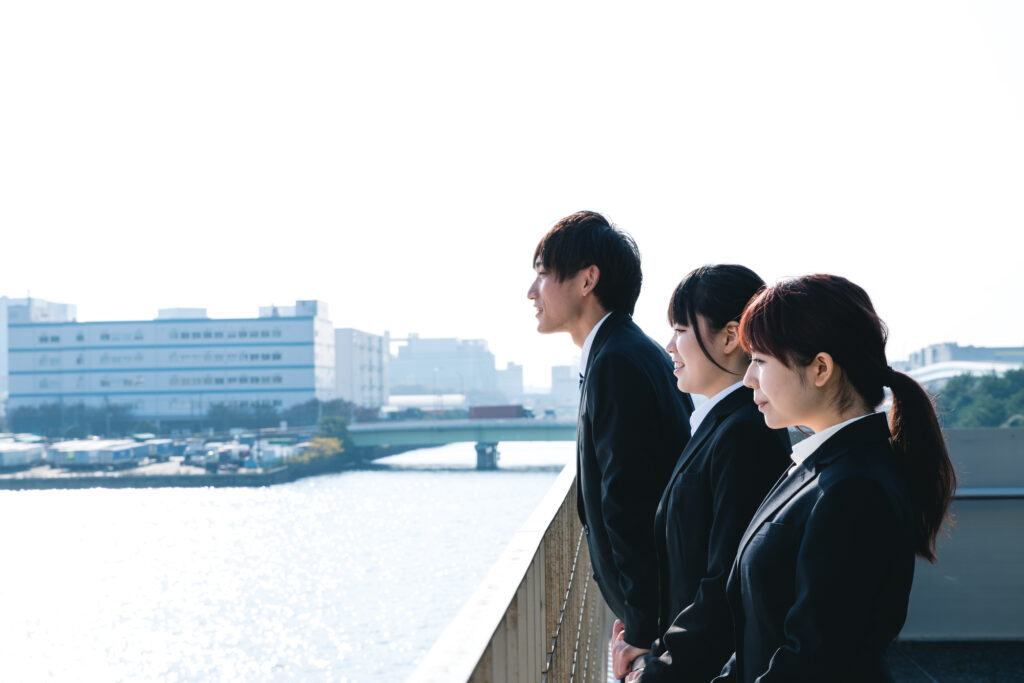若い社員が屋上から眺める様子